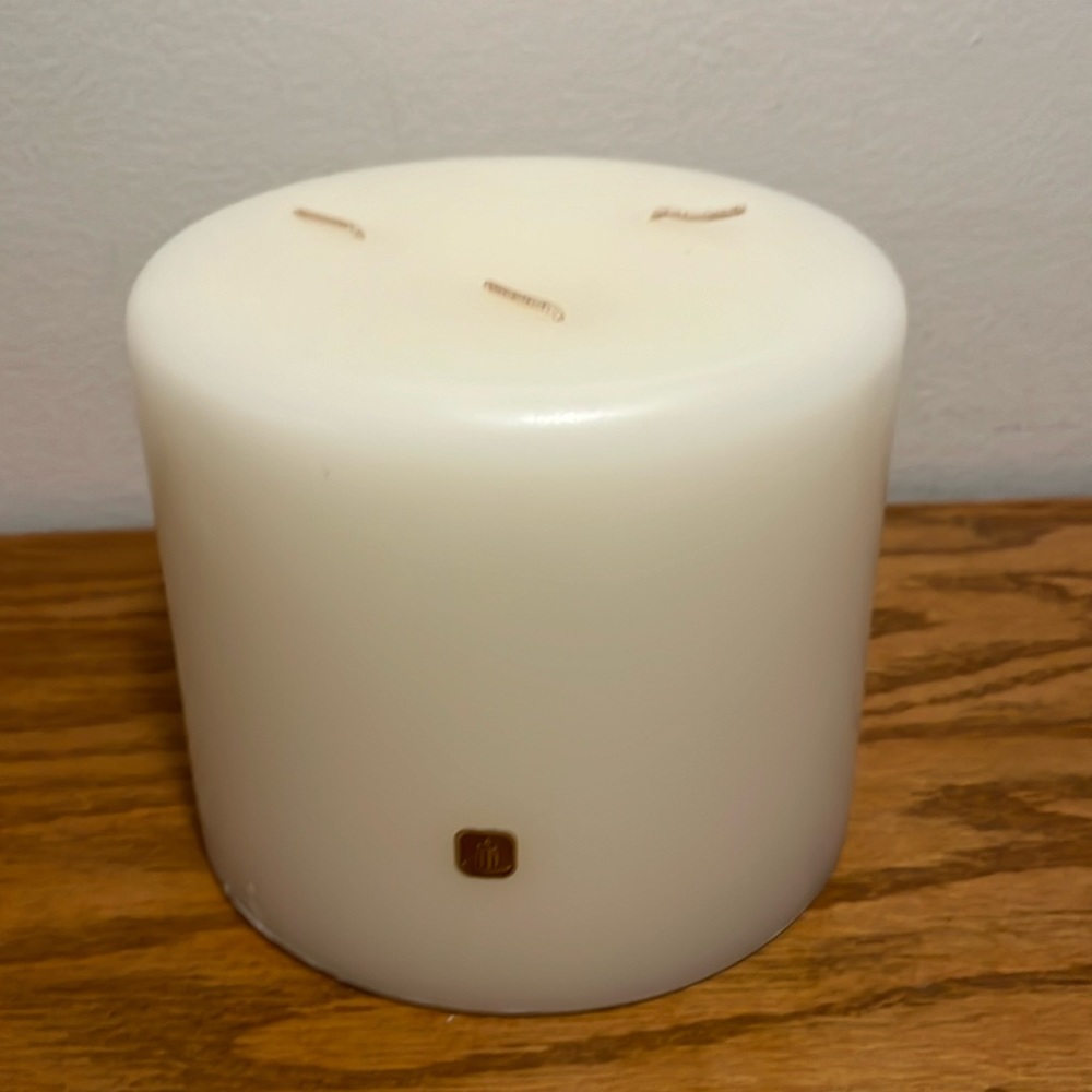 NEW LISTING 🌸 PartyLite 3 wick pillar candle - iced snowberries